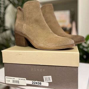 Hinge Lea Distressed Ankle Booties Women’s Size 7.5